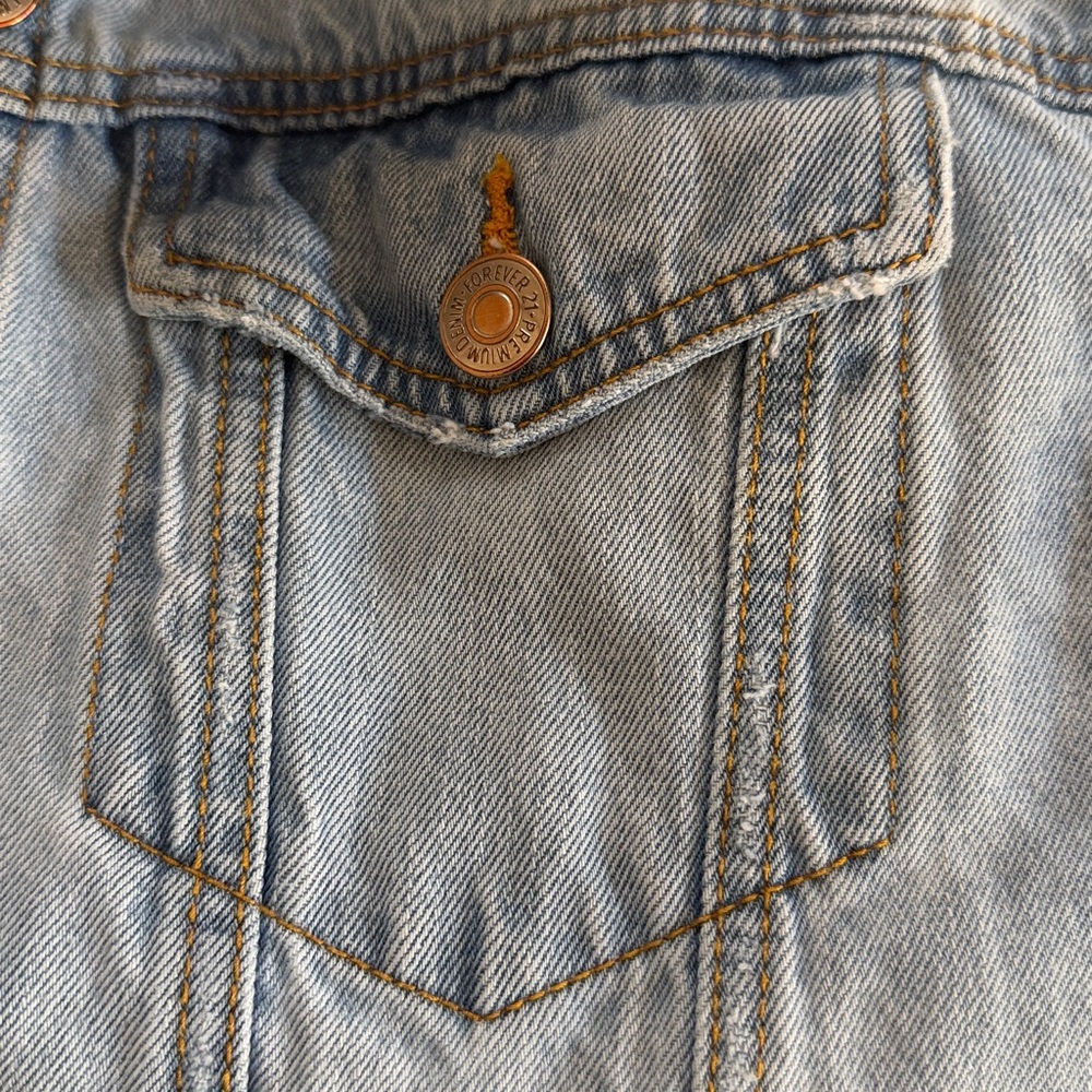 Forever 21 100% Cotton Light Wash Classic Denim Jean Jacket - Picture 5 of 7